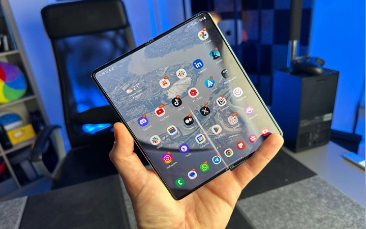 Samsung Galaxy Z Fold6 với màn hình LTPO OLED 2K+ rực rỡ, độ sáng tối đa 2600 nits.